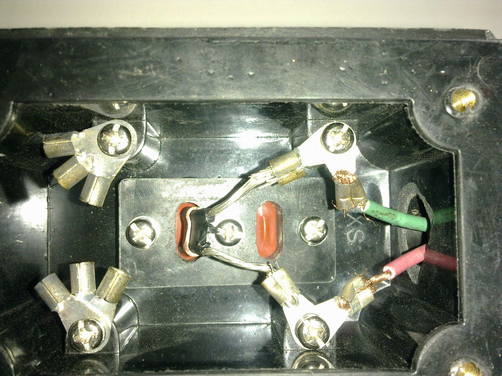 將剝離好的電伴熱帶由電源接線盒下口穿入接線盒累，并將電源線由電源線入口穿入接線盒，固定在接線端子上